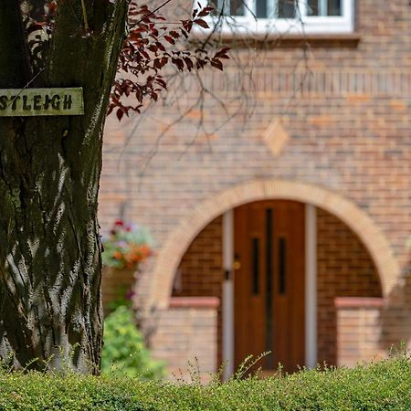 Westleigh Hotel Ashtead Bagian luar foto
