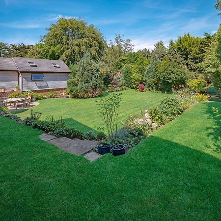 Westleigh Hotel Ashtead Bagian luar foto