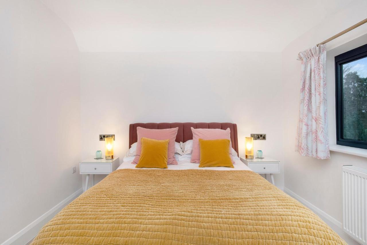 Westleigh Hotel Ashtead Bagian luar foto