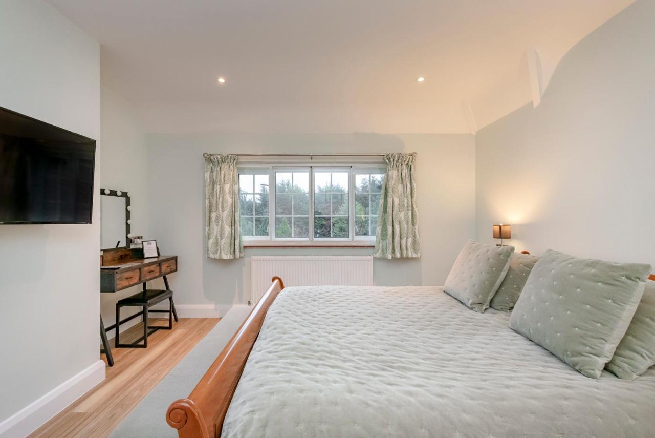 Westleigh Hotel Ashtead Bagian luar foto
