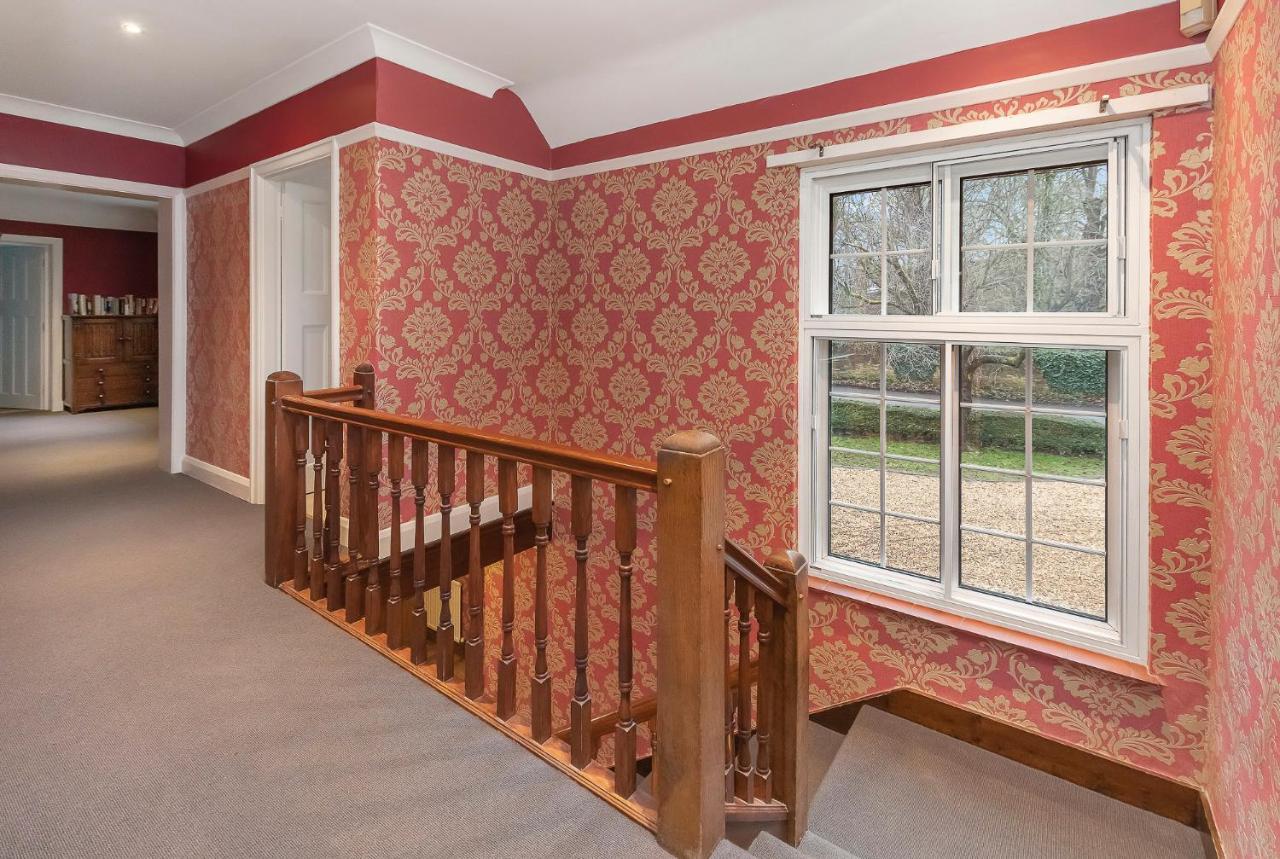 Westleigh Hotel Ashtead Bagian luar foto